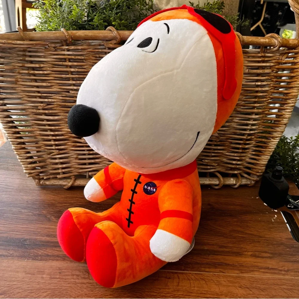 Peanuts snoopy plush in space NASA astronaut from 2022 Macy day parade - Picture 2 of 5